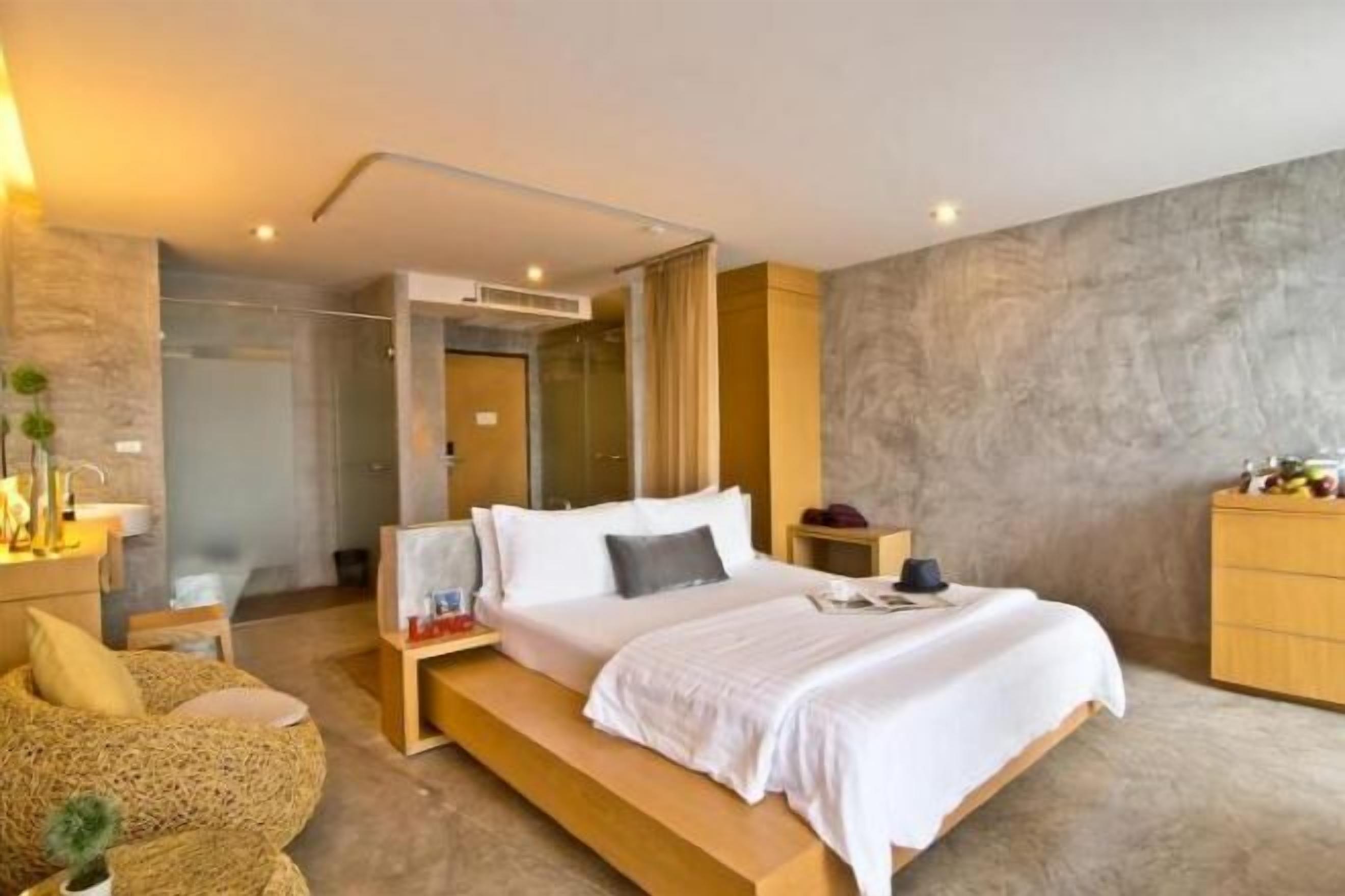 Minibar con artículos gratuitos y caja de seguridad en la habitación 