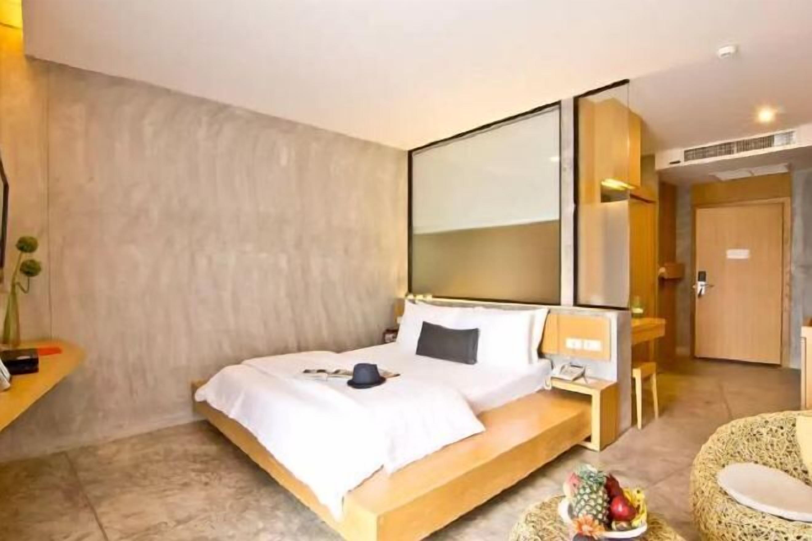 Minibar gratis, brankas, meja kerja, dan tempat tidur lipat/tambahan