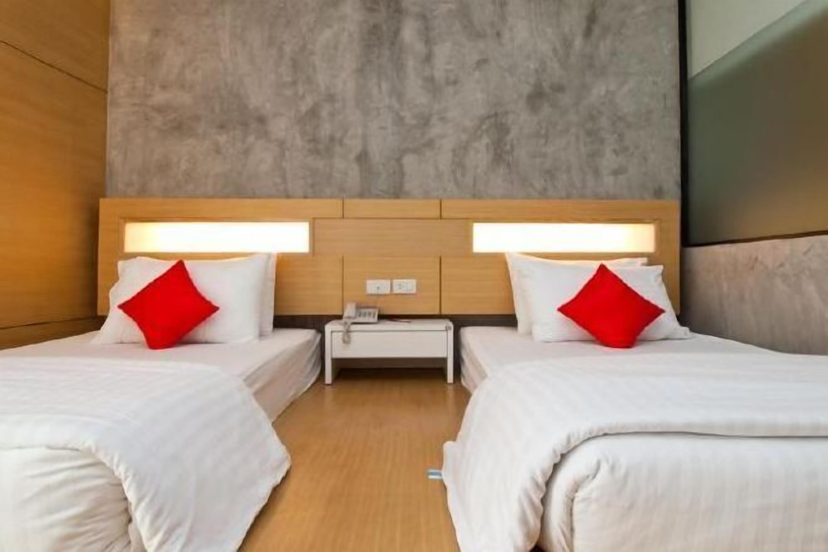 Minibar gratis, brankas, meja kerja, dan tempat tidur lipat/tambahan