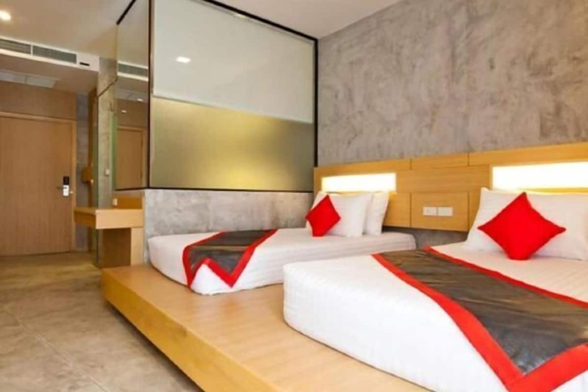 Artículos del minibar gratis y caja de seguridad en la habitación