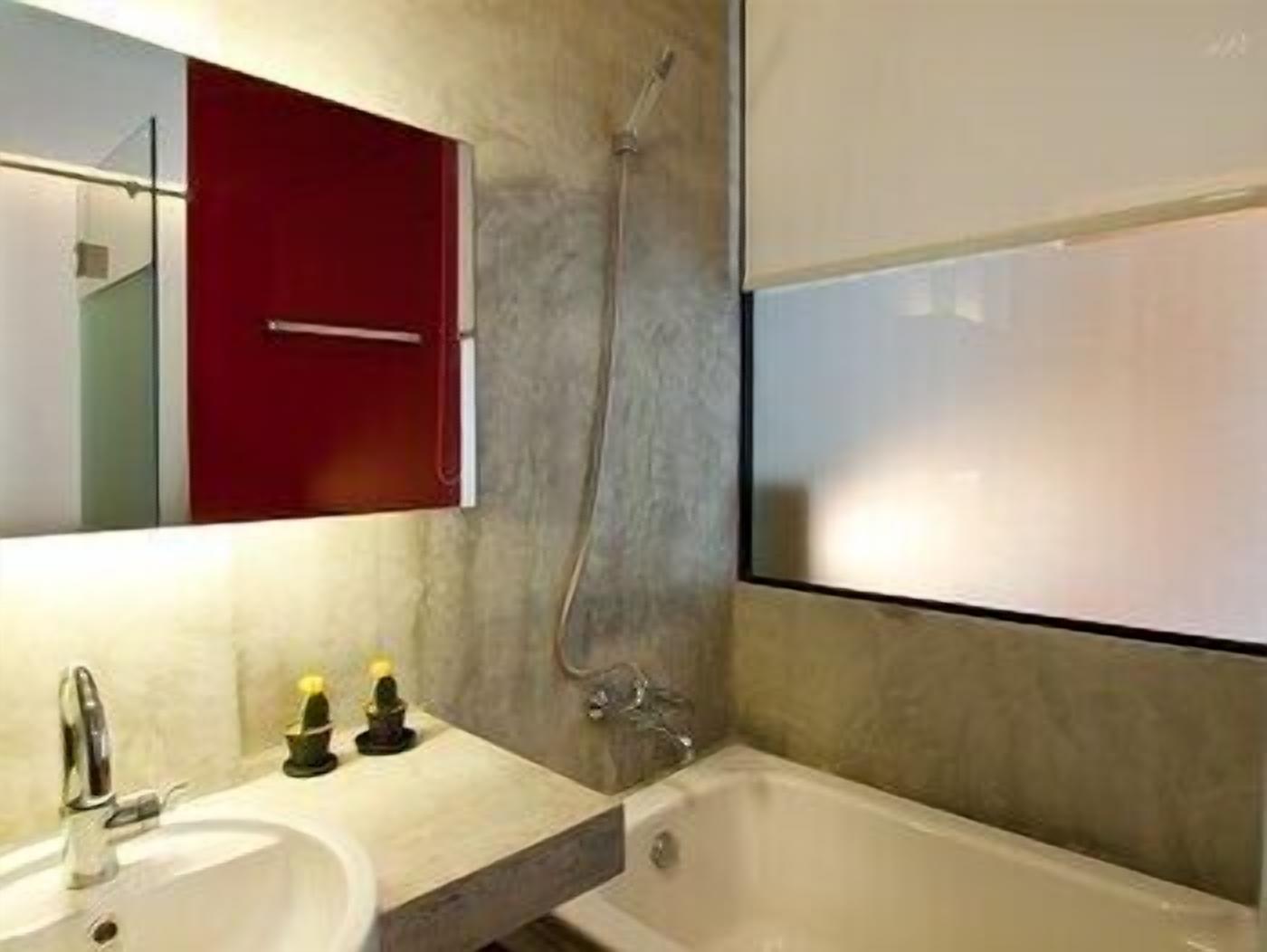 Bathroom | Combined shower/tub, rainfall showerhead, free toiletries, hair dryer