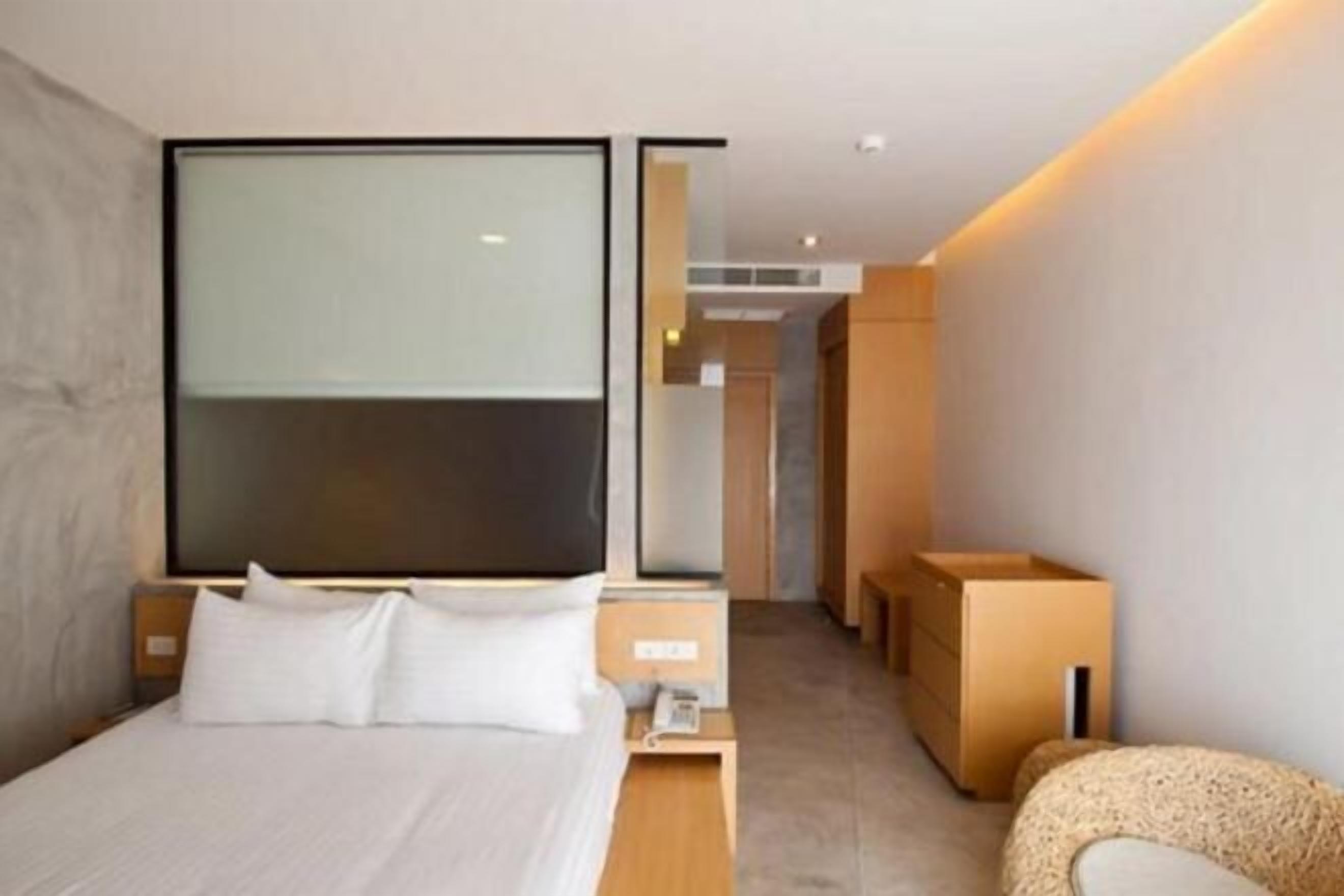 Minibar con artículos gratuitos y caja de seguridad en la habitación 