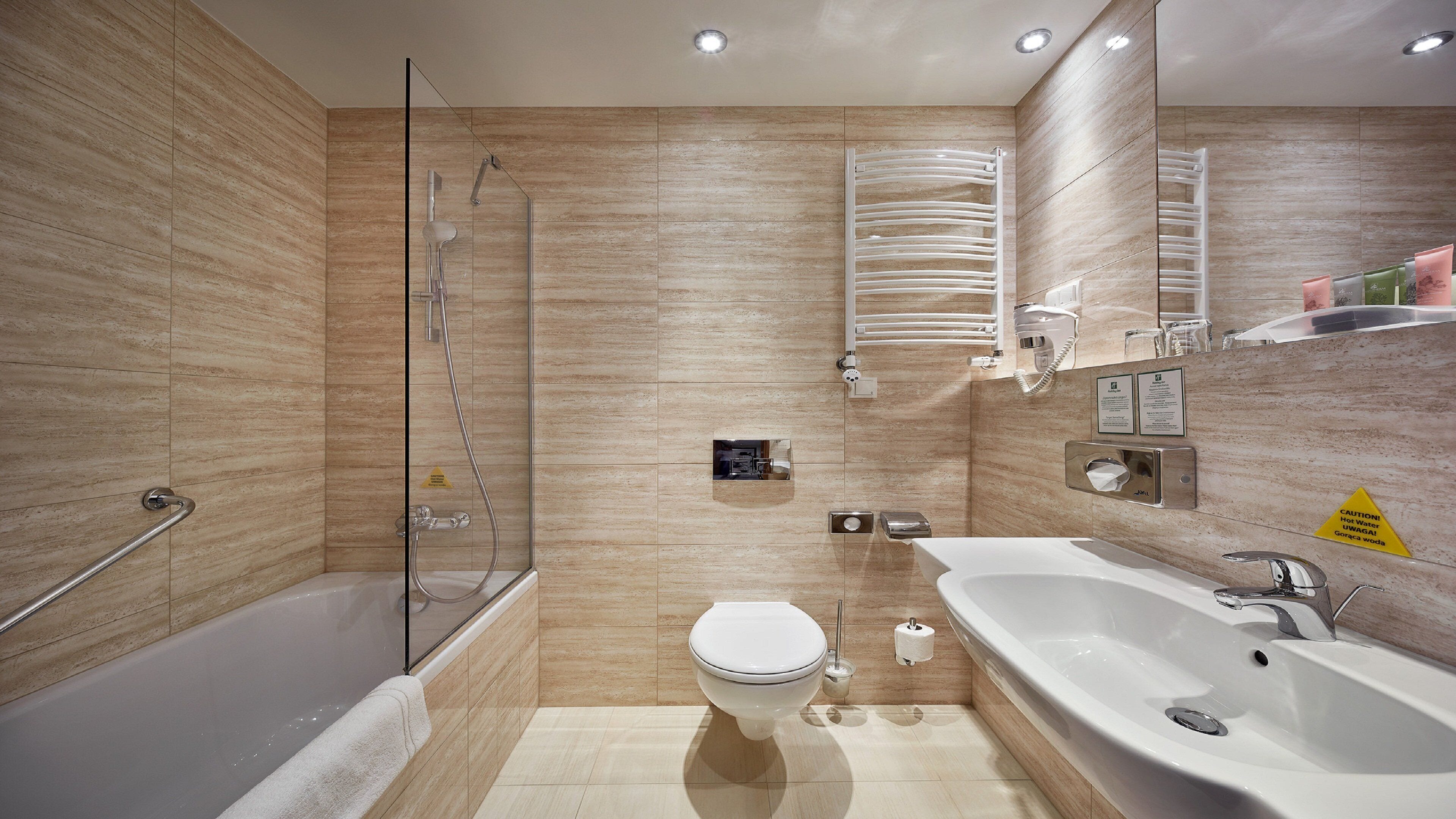 combined shower/bathtub, hair dryer, towels