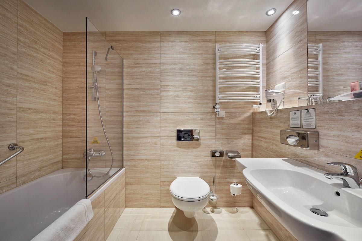 combined shower/bathtub, hair dryer, towels