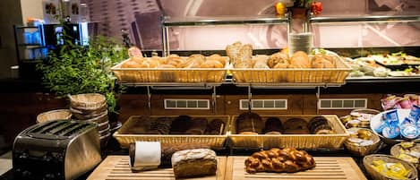 Daily buffet breakfast (PLN 70 per person)