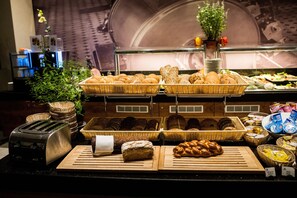 Petit déjeuner buffet servi tous les jours en supplément
