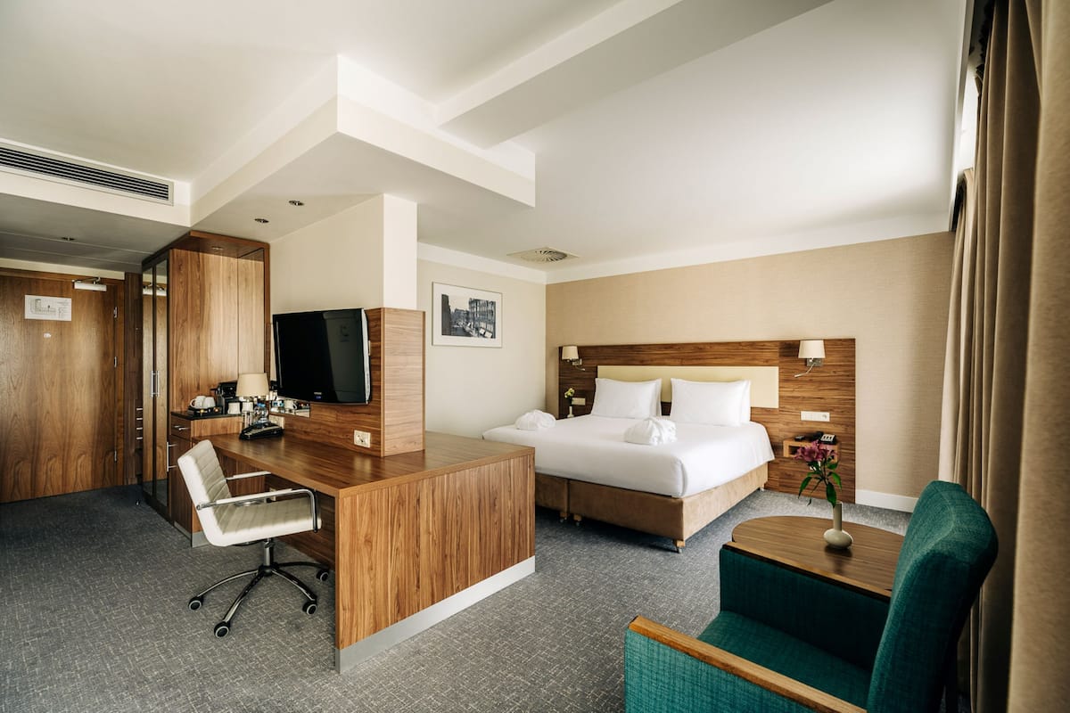 Suite, 1 cama de matrimonio grande | 1 dormitorio, minibar, caja fuerte y escritorio
