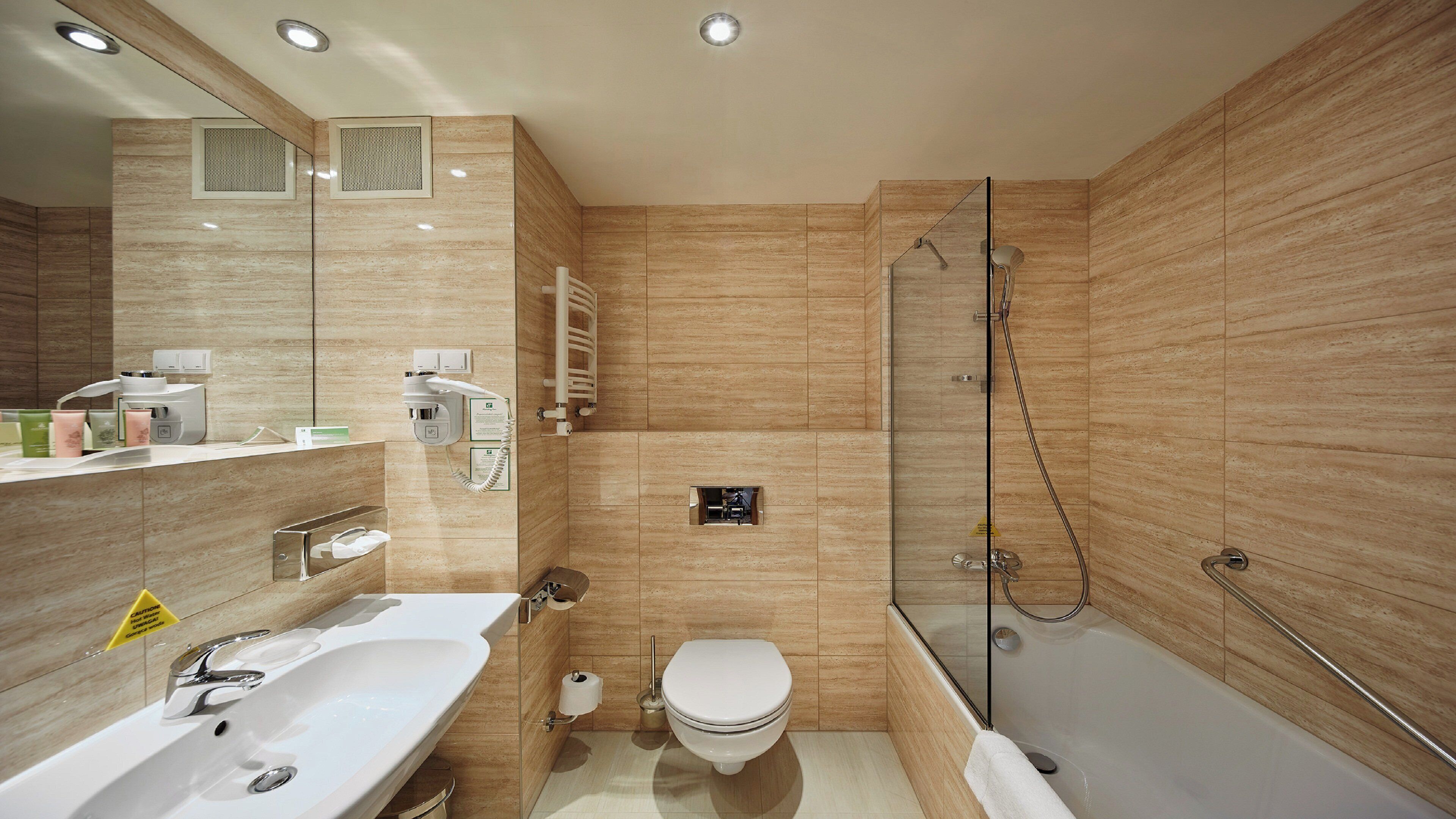 Un baño moderno con bañera, inodoro y lavabo.