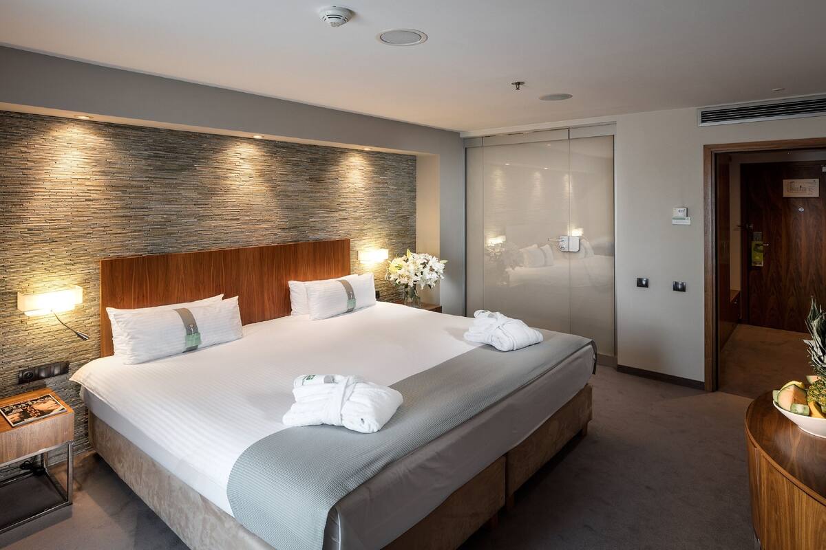 suite, 1 bedroom | 1 bedroom, minibar, in-room safe, desk