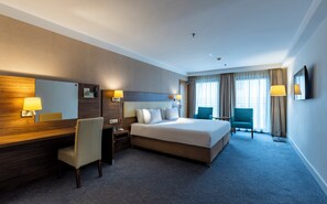 Minibar, in-room safe, desk, laptop workspace - Holiday Inn Lodz by IHG (Lodz)