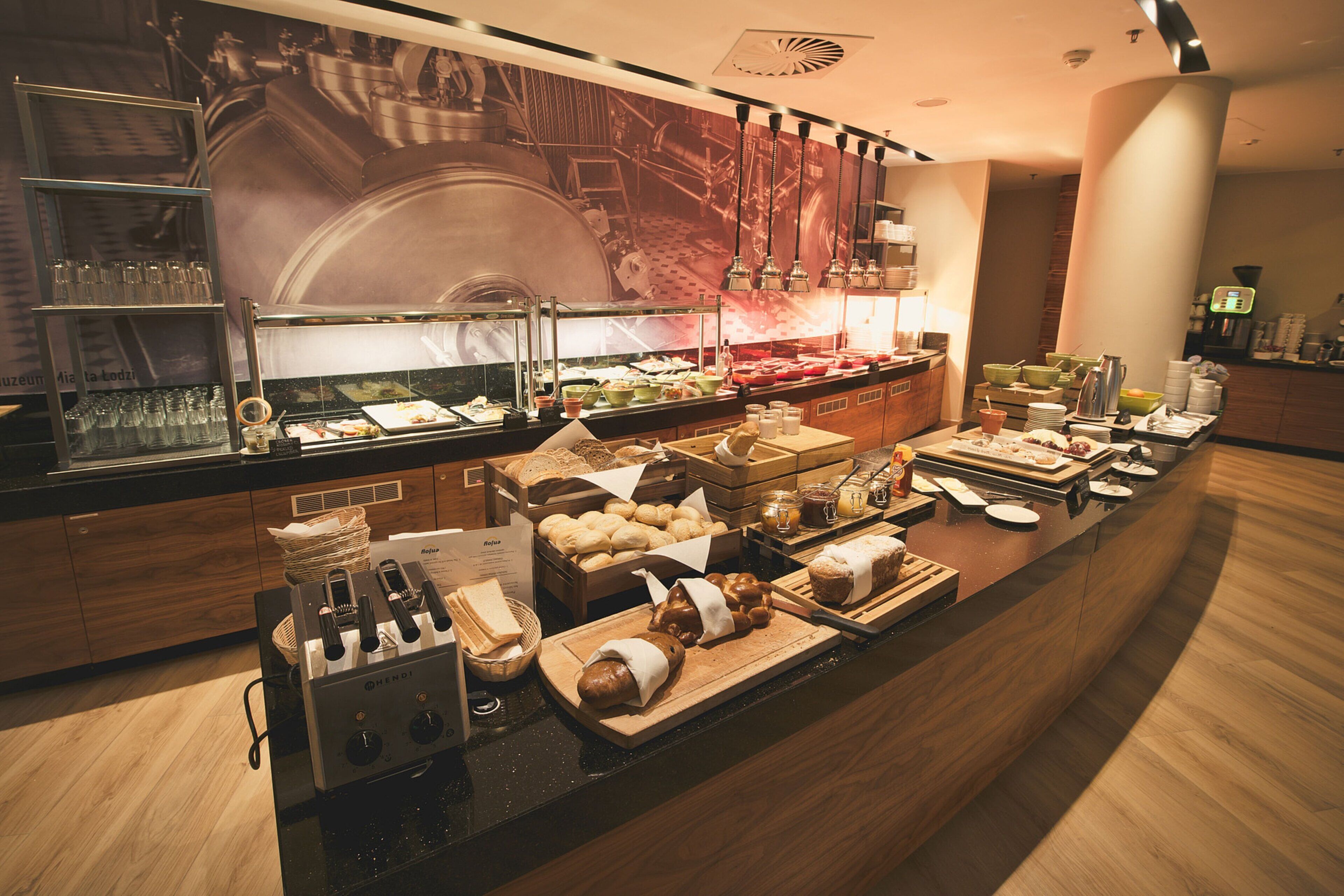 daily buffet breakfast (pln 70 per person)