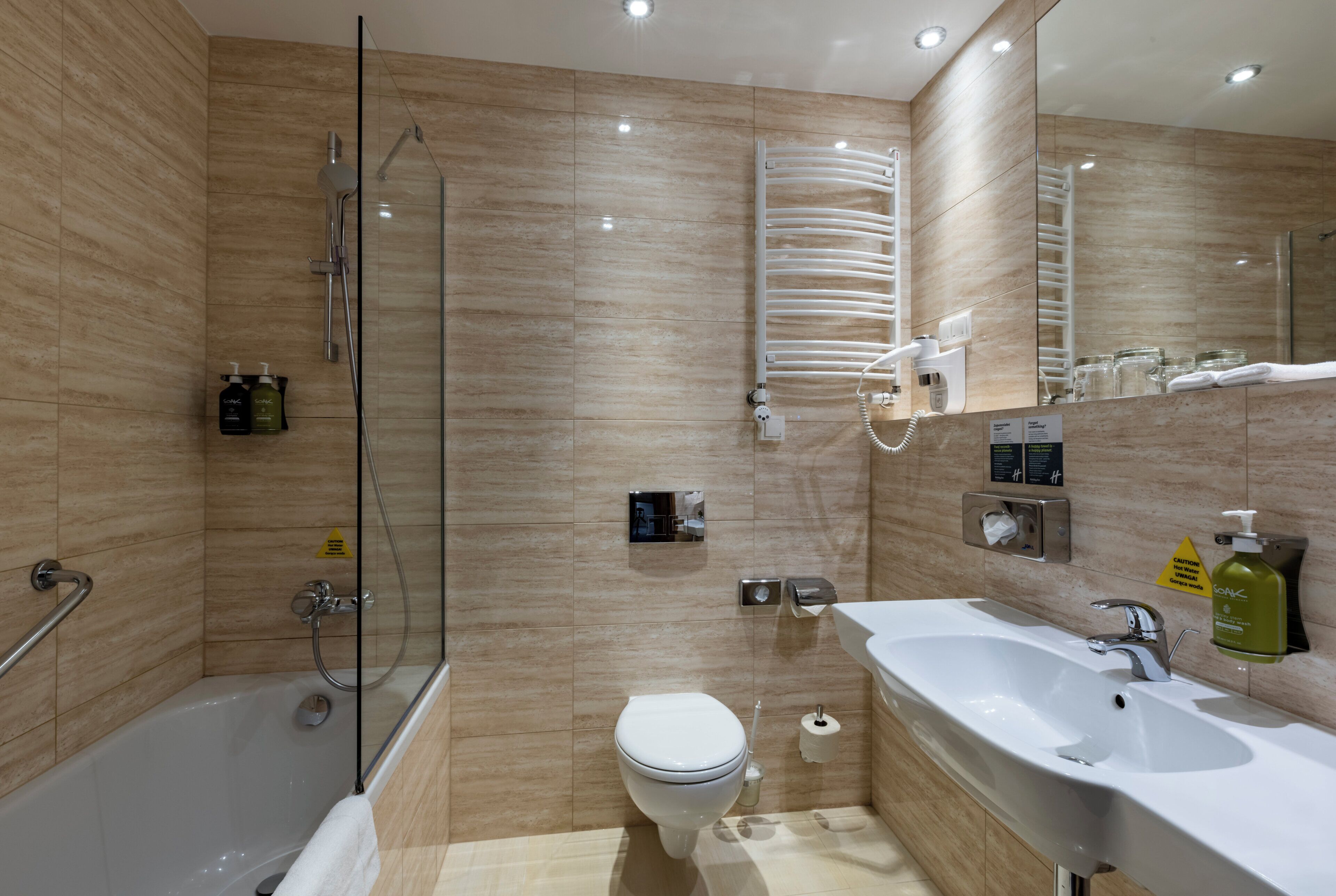 Un baño moderno con bañera, inodoro y lavamanos.