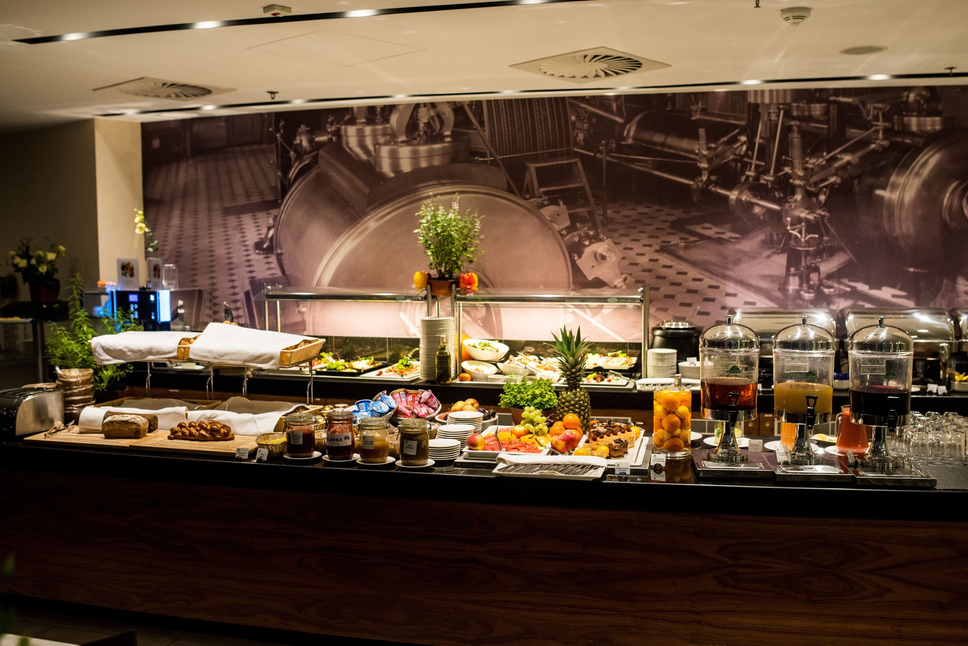 daily buffet breakfast (pln 70 per person)