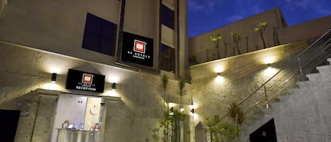 Boendets fasad - kväll/natt