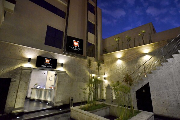 Façade de l’hébergement - soirée/nuit