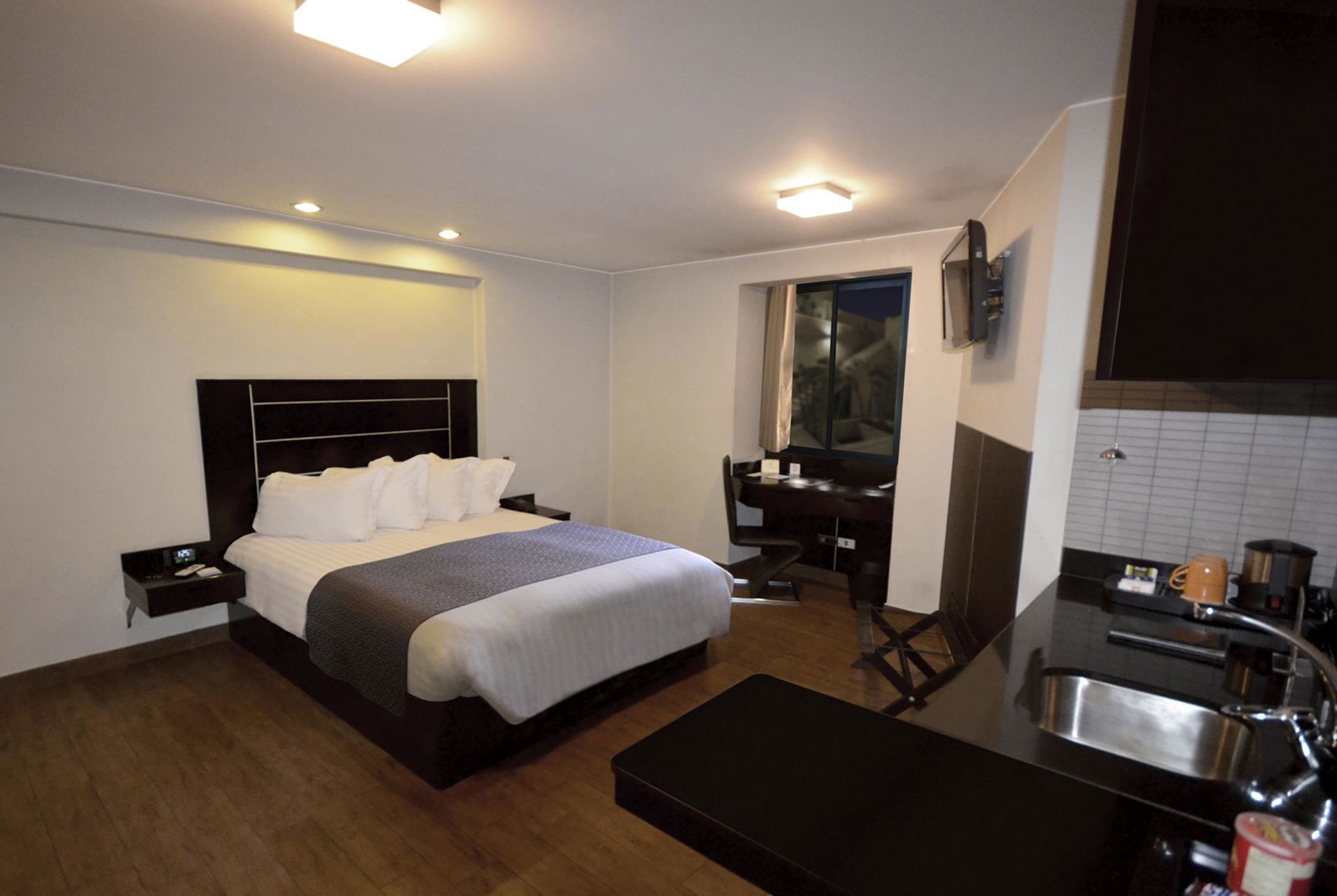 Ropa de cama de alta calidad, cubrecamas y minibar 