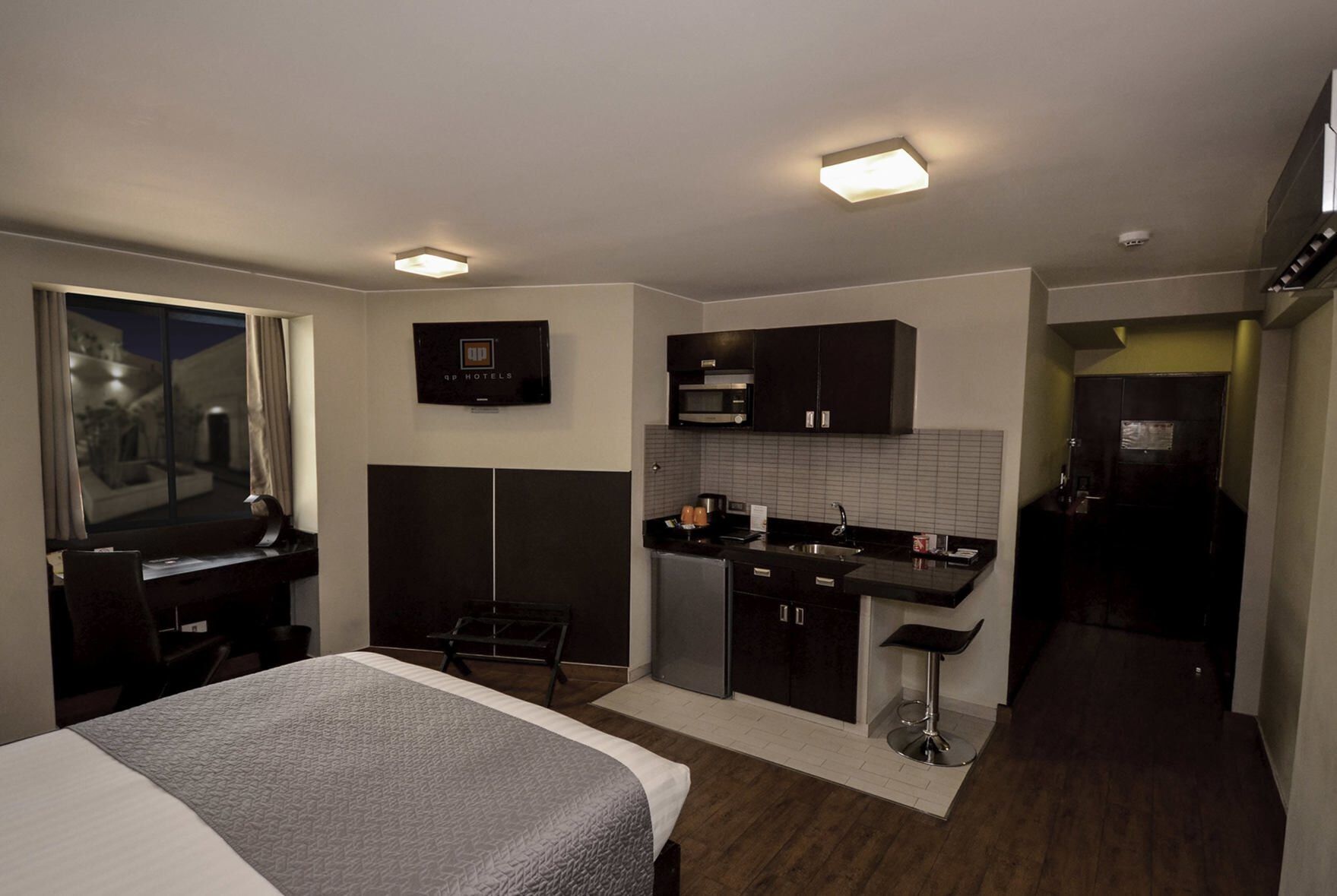 Ropa de cama de alta calidad, cubrecamas y minibar 