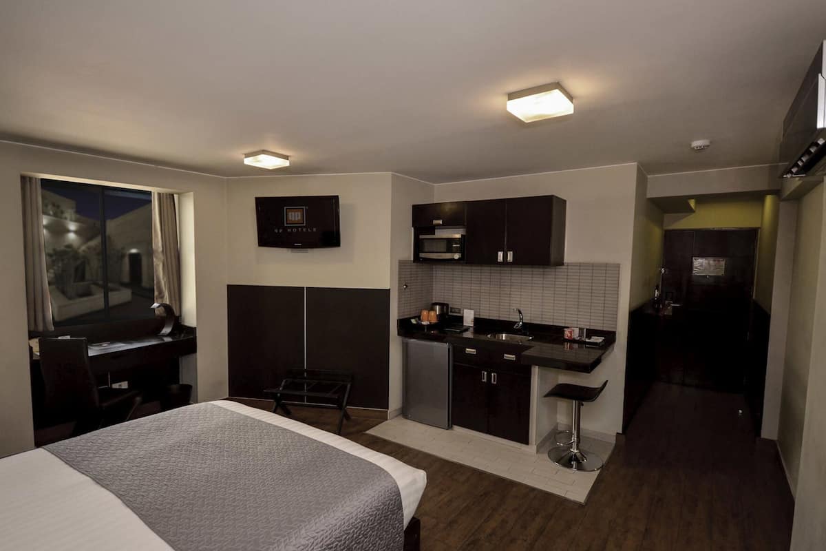 Ropa de cama de alta calidad, cubrecamas y minibar