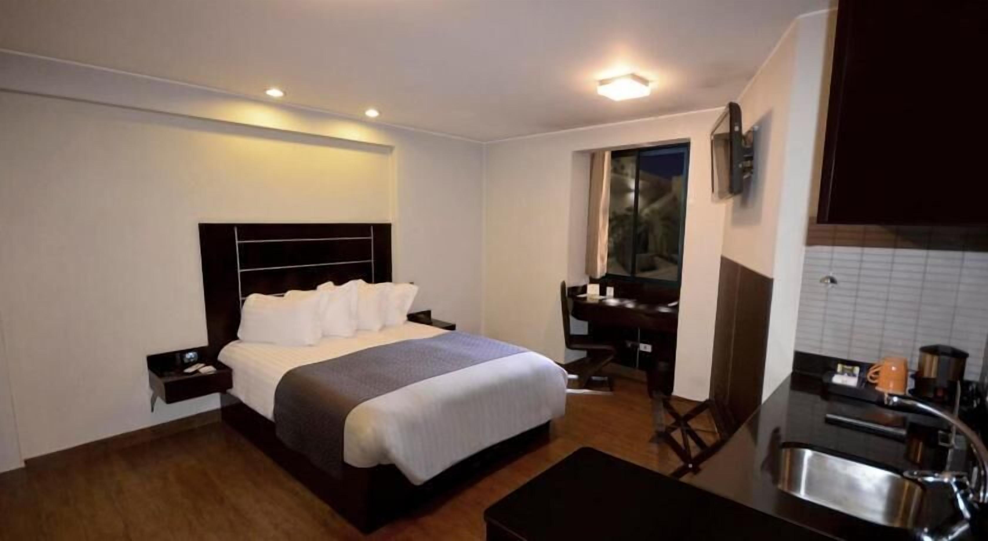 Ropa de cama de alta calidad, cubrecamas y minibar 