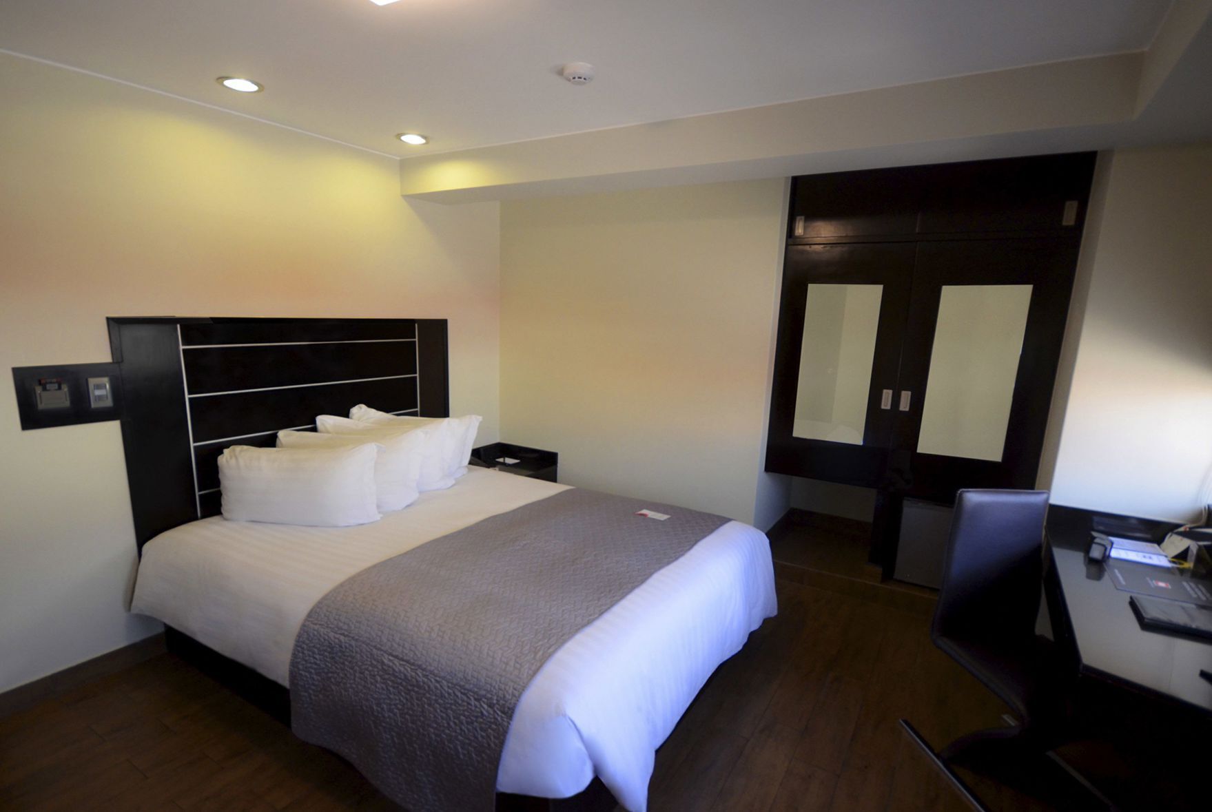 Ropa de cama de alta calidad, cubrecamas y minibar 
