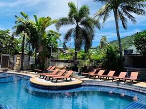 Una piscina al aire libre