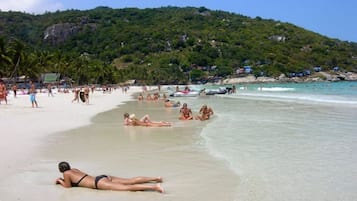 Una playa cerca, arena blanca