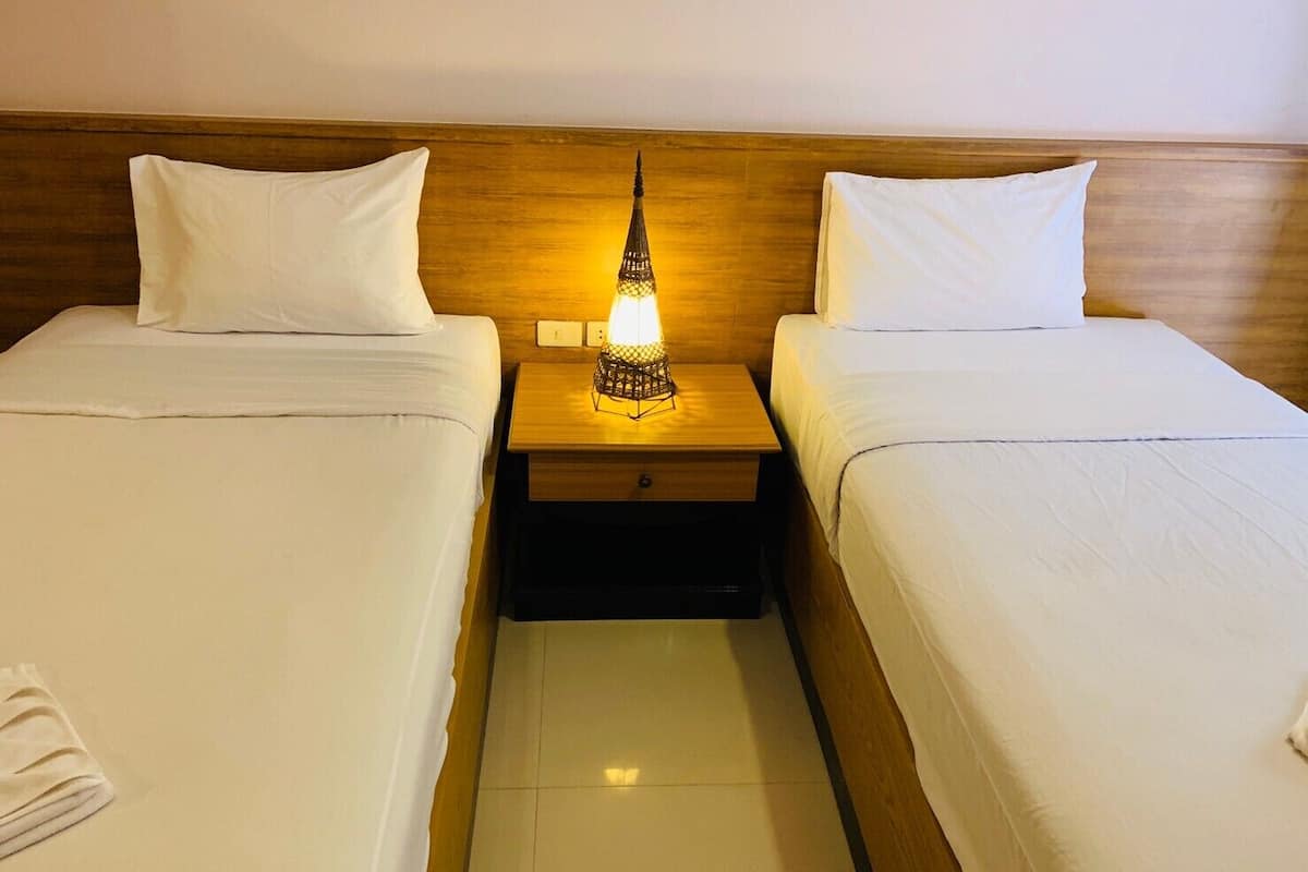 Budget Twin room | In-room safe, WiFi (free), bed sheets