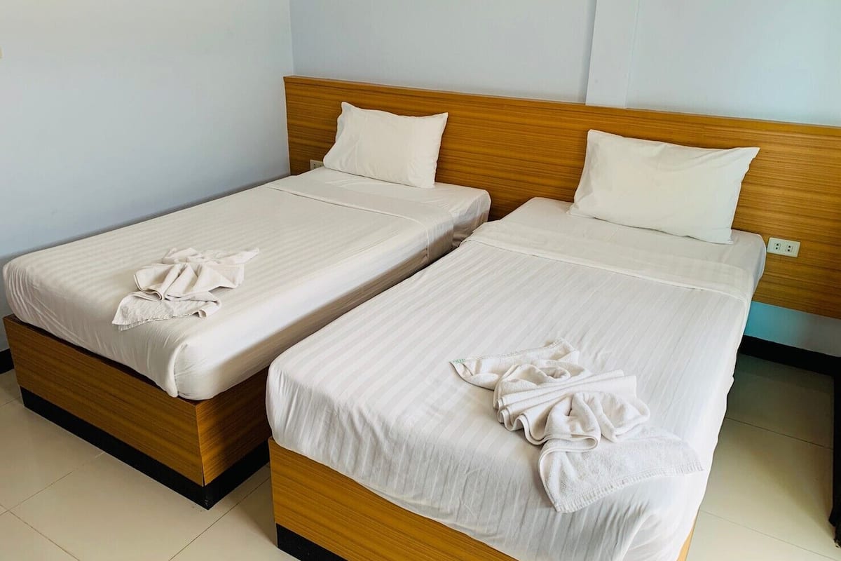 Economy Twin room | In-room safe, WiFi (free), bed sheets