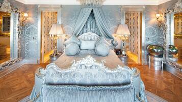 Deluxe Suite | Minibar, in-room safe, individually decorated, individually furnished