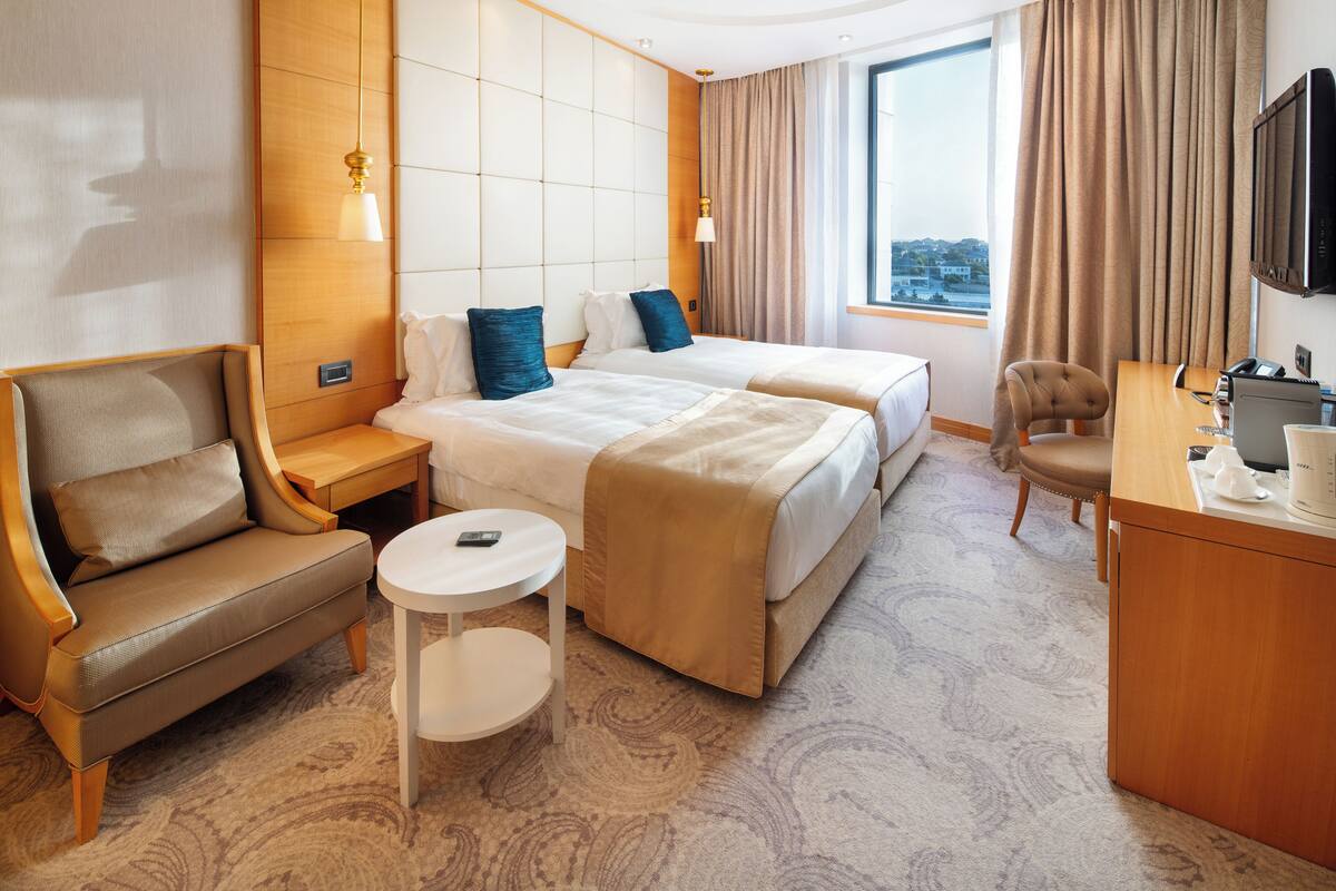 Minibar, két bảo mật tại phòng, bàn 
