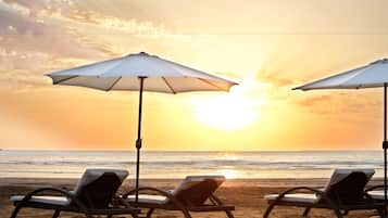 Een privéstrand, cabana's (toeslag), ligstoelen aan het strand, parasols