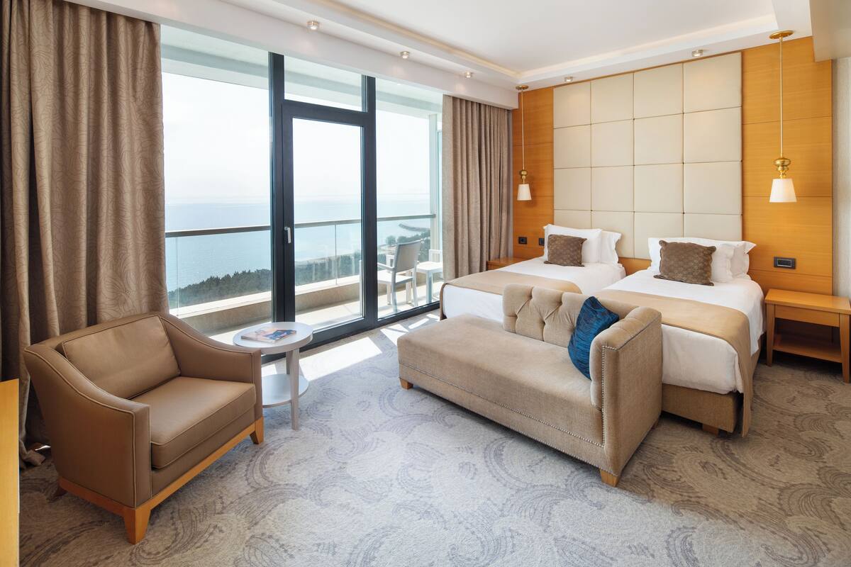 Minibar, két bảo mật tại phòng, bàn 