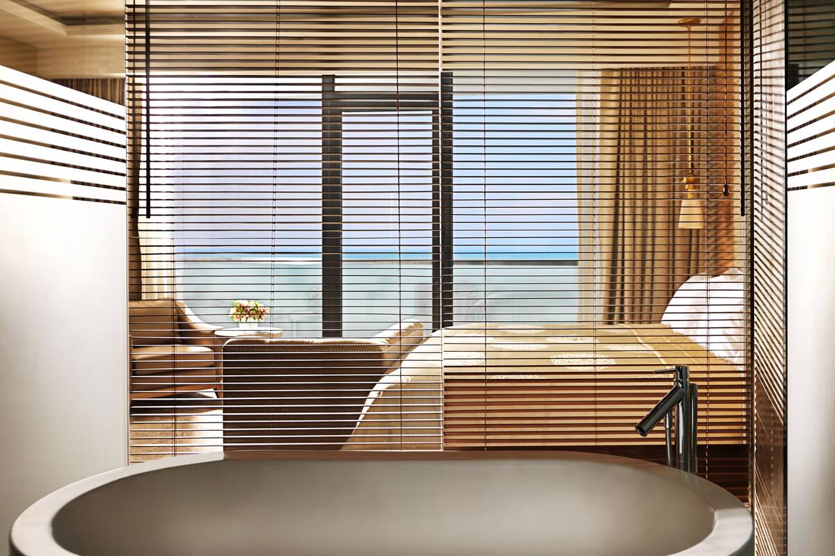Minibar, két bảo mật tại phòng, bàn 