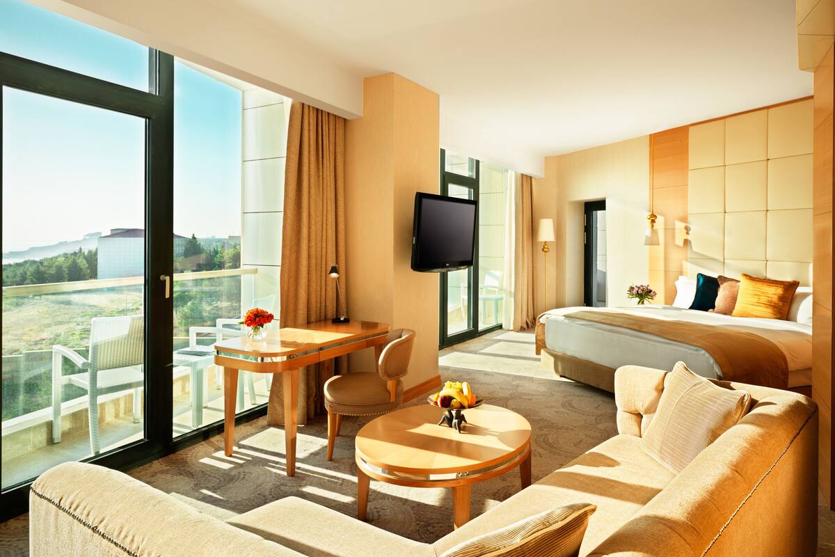 Minibar, két bảo mật tại phòng, bàn 