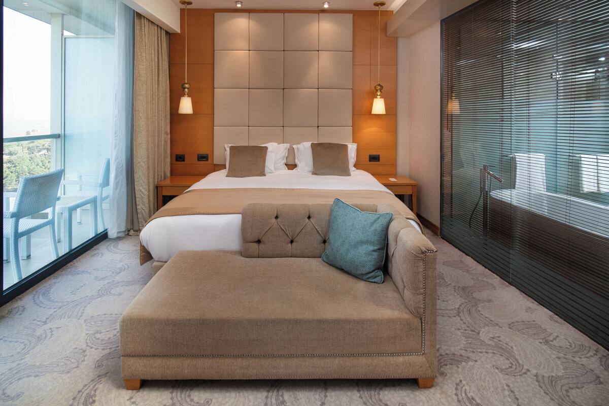 Minibar, két bảo mật tại phòng, bàn 