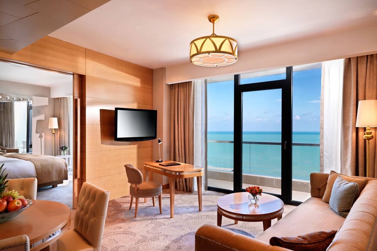 Phòng Suite Executive | Minibar, két bảo mật tại phòng, bàn 