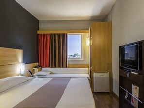 Minibar, desk, blackout curtains, soundproofing - ibis Jaboticabal (Jaboticabal)