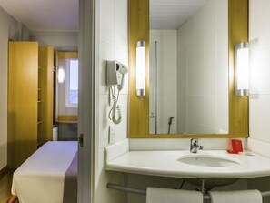 Minibar, Schreibtisch, Verdunkelungsvorhänge, schallisolierte Zimmer