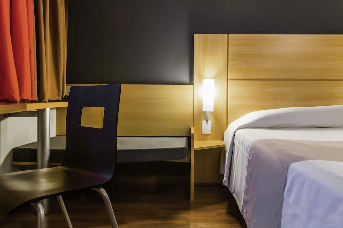Apartment, 1 Double Bed | Minibar, desk, blackout drapes, soundproofing
