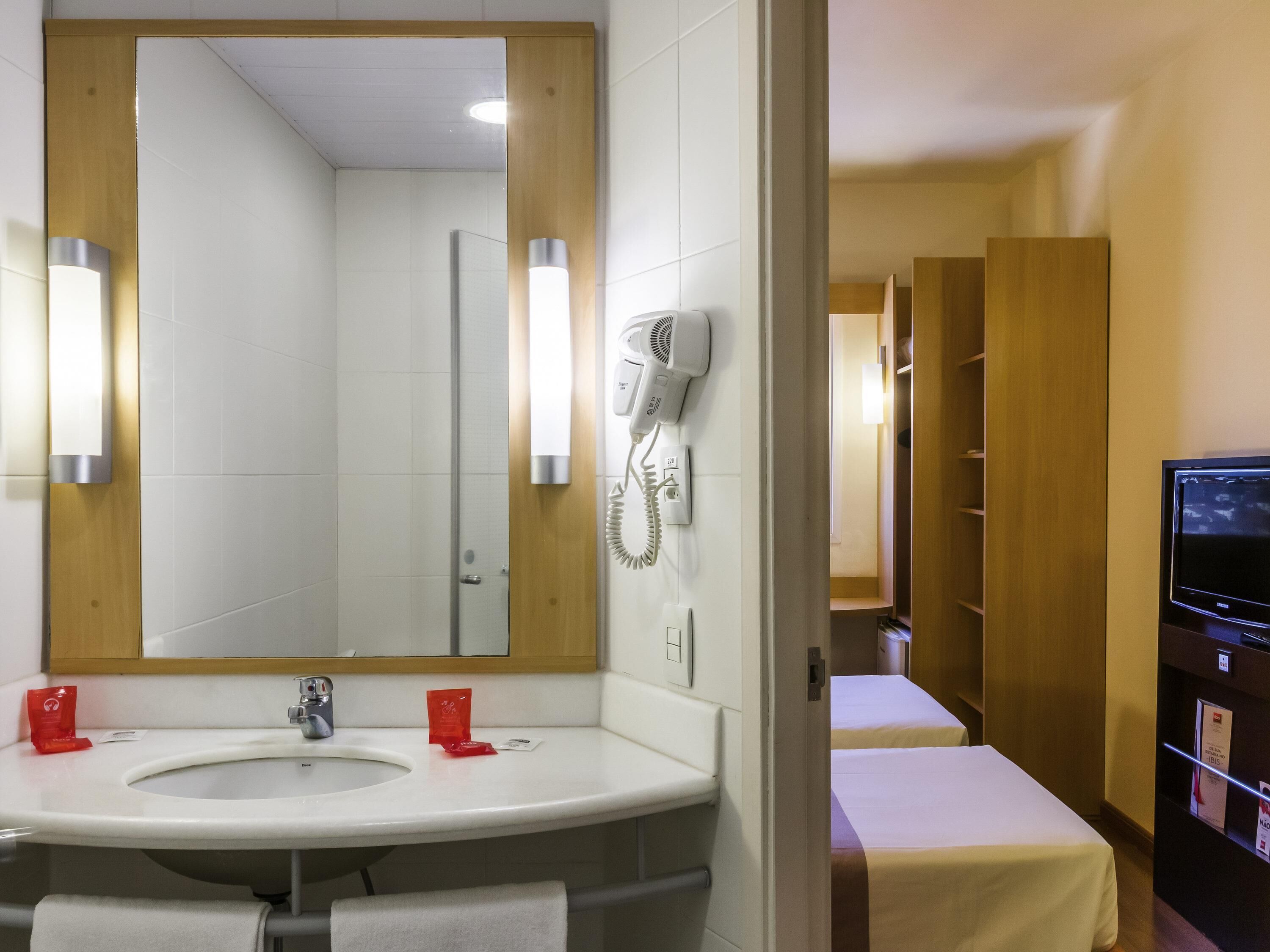 apartment, 2 single beds | minibar, desk, blackout curtains, soundproofing