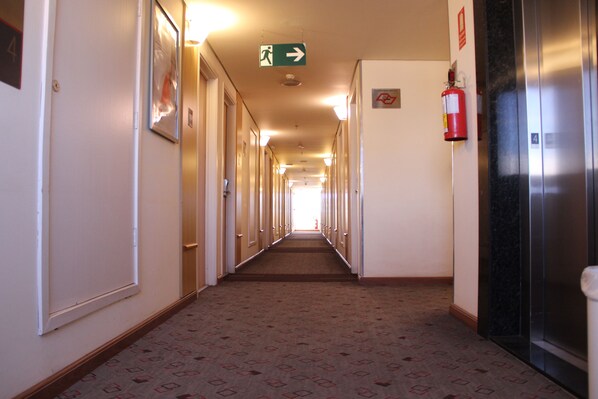 Apartamento, 1 cama doble | Zona de estar | Televisión de pantalla plana de 32 pulgadas con canales por cable