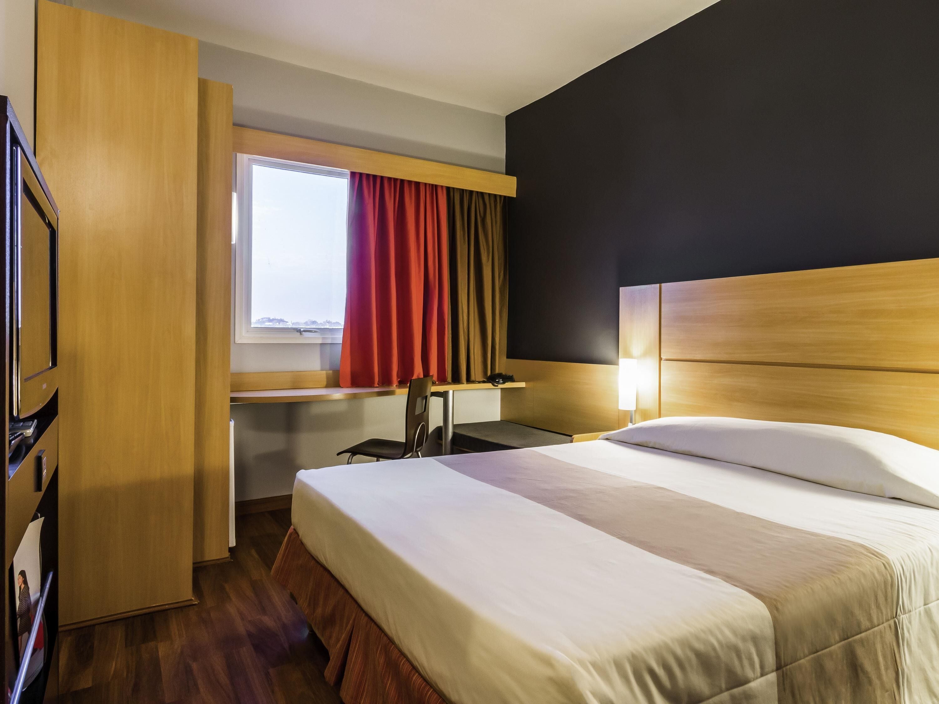 Minibar, escritorio, cortinas blackout y sistema de insonorización 