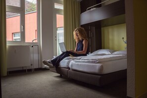 Ropa de cama hipoalergénica y caja de seguridad en la habitación 