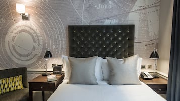 Herbergi með tvíbreiðu rúmi (Small - Suitable for 1 or 2 nights ) | Rúmföt af bestu gerð, ókeypis drykkir á míníbar, öryggishólf í herbergi