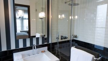 Estudio Deluxe | Baño | Artículos de higiene personal de diseño, secador de pelo y toallas