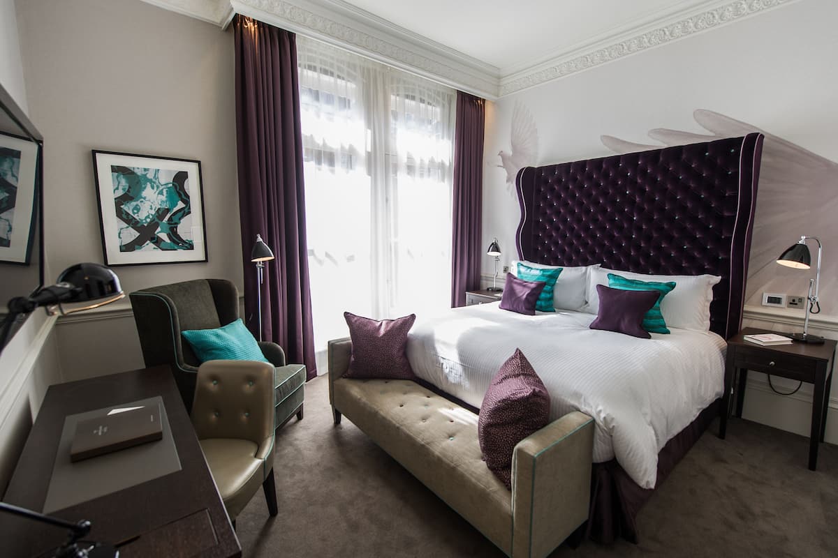 Deluxe tweepersoonskamer | Luxe beddengoed, een gratis minibar, een kluis op de kamer