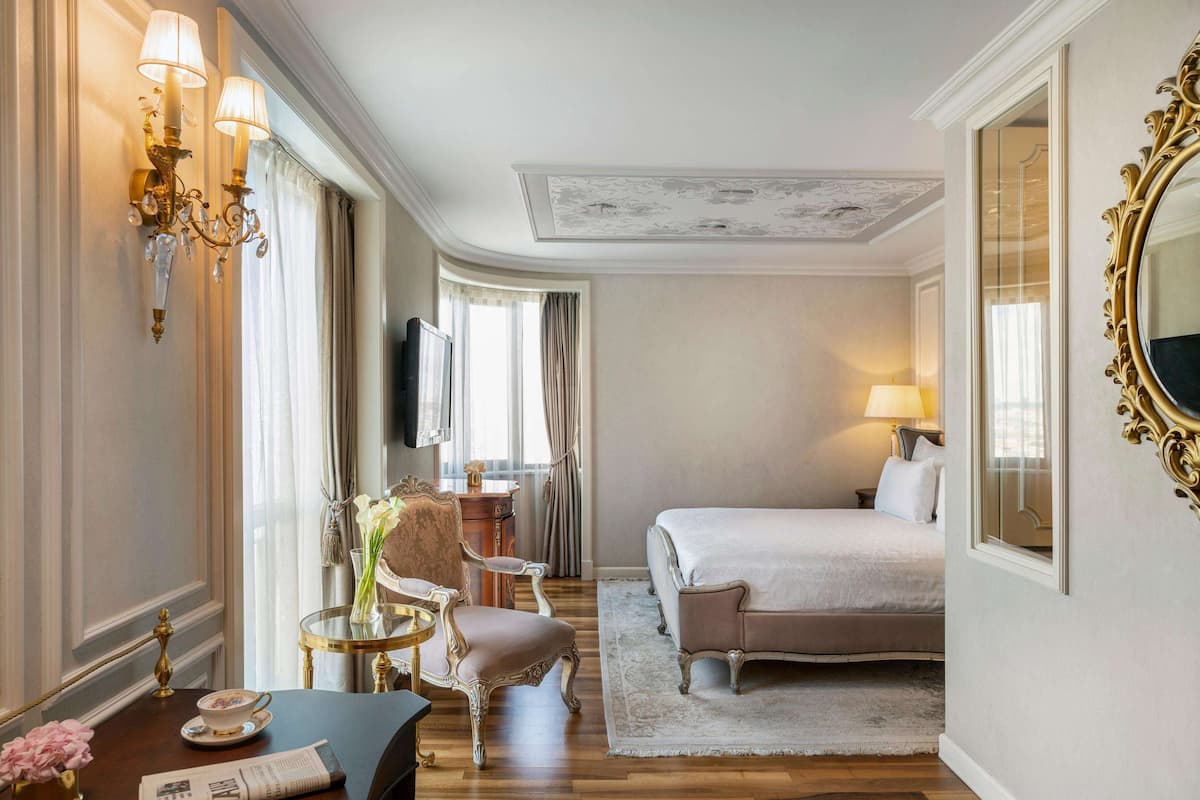 Premium King with Golden Horn View | 1 makuuhuone, ylelliset vuodevaatteet, minibaari, tallelokero huoneessa