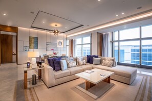 Minibar, két bảo mật tại phòng, bàn 