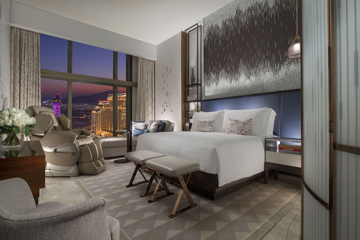 minibar, in-room safe, desk, laptop workspace