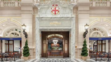 5 間餐廳;供應早餐、午餐、晚餐;多國菜
